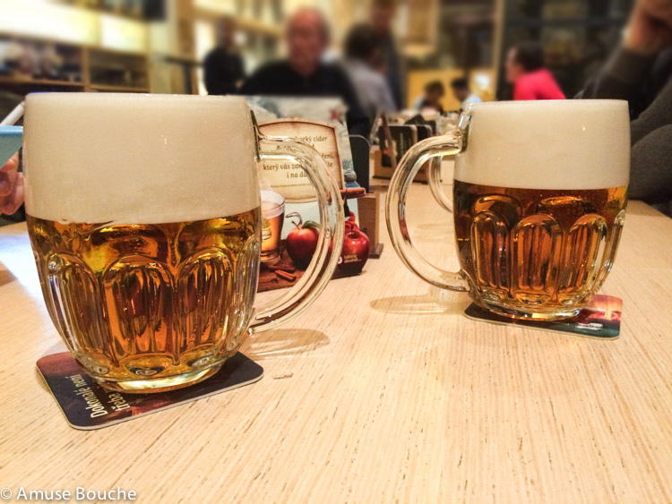 Bere Pilsner Urquell la tank in Praga restaurant KATR