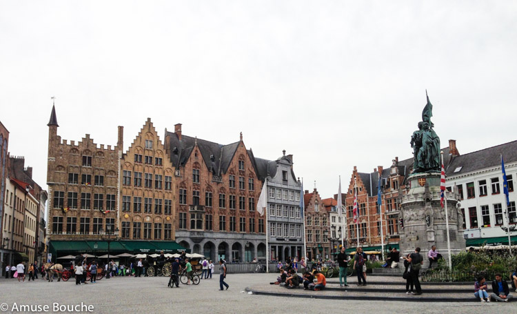 Arhitectura flamanda in Bruges piata centrala
