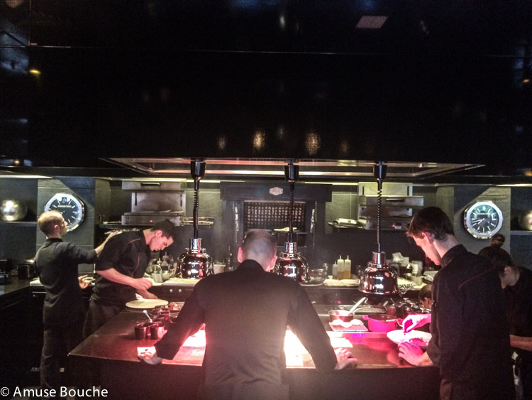 Bucatarie deschisa la L'Atelier de Joel Robuchon Paris