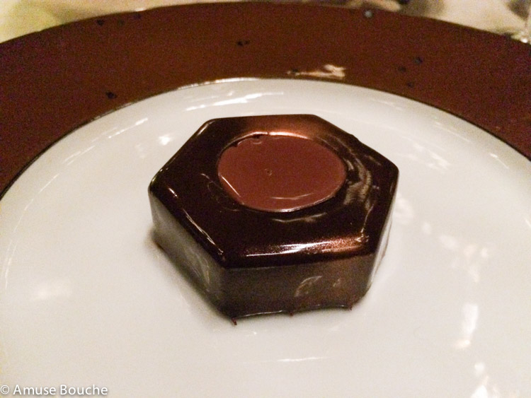 desert din ciocolata by Alain Ducasse la restuarnt Jules Verne in Turnul Eiffel