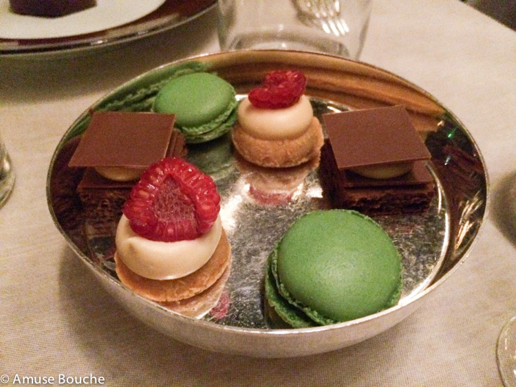 Macarons la restaurant Jules Verne by Alain Ducasse in Turnul Eiffel