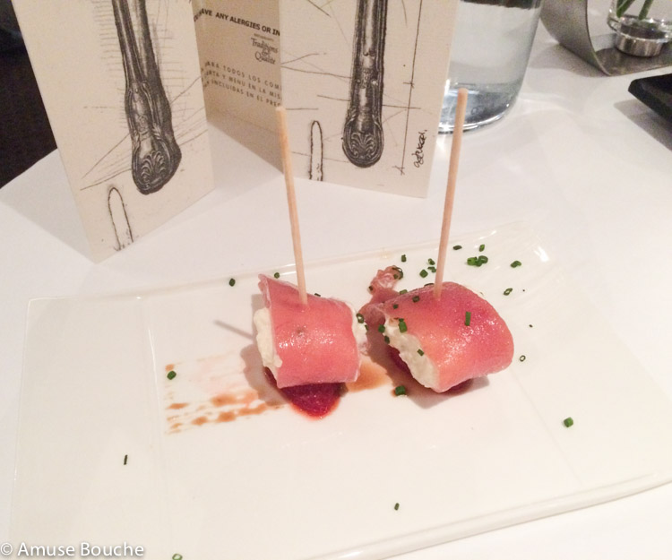ton alb marinat cu căpșuni la restaurant Arzak 3 stele Michelin