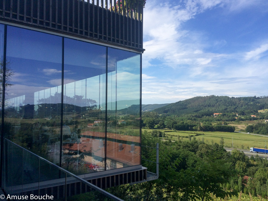 Exterior restaurant Azurmendi 3 stele Michelin Bilbao exterior view