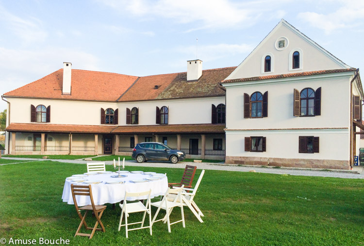 Masa in gradina la Daniel Castle Transilvania