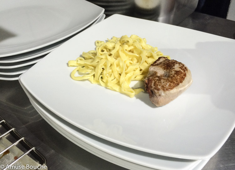 Saltimbocca alla Romana tagliatelle cu unt si salvie Societe Gourmet