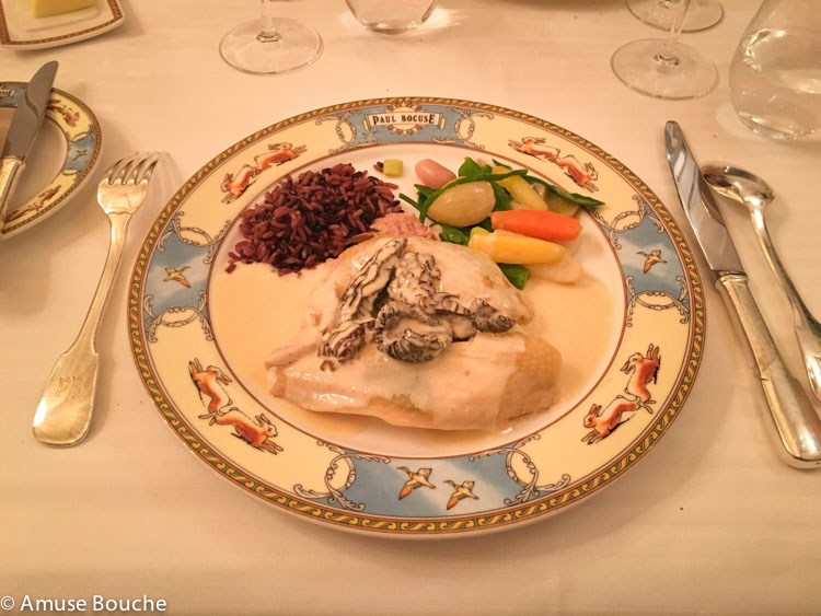 Bresse chicken cooked în a bladder à la Mère Fillioux’ la Paul Bocuse Stele Michelin