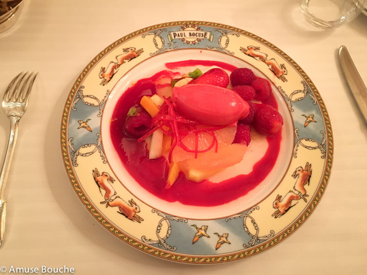 desert fructe la restaurant Paul Bocuse 3 stele Michelin Lyon