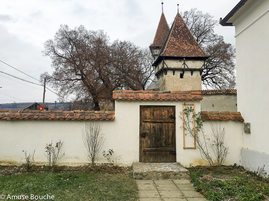 Casele de oaspeți din Cincșor curte vechea scoala