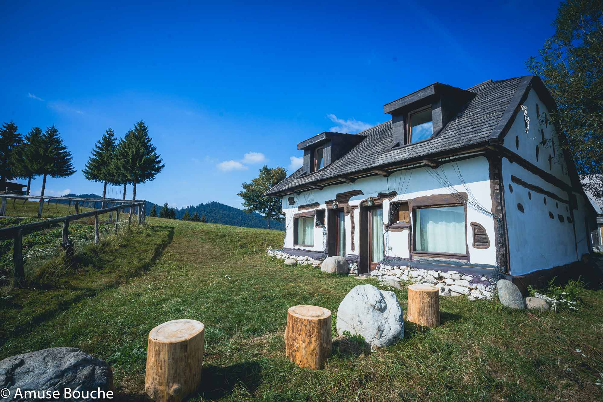 Amfiteatrul Transilvania Casa lemn restaurata