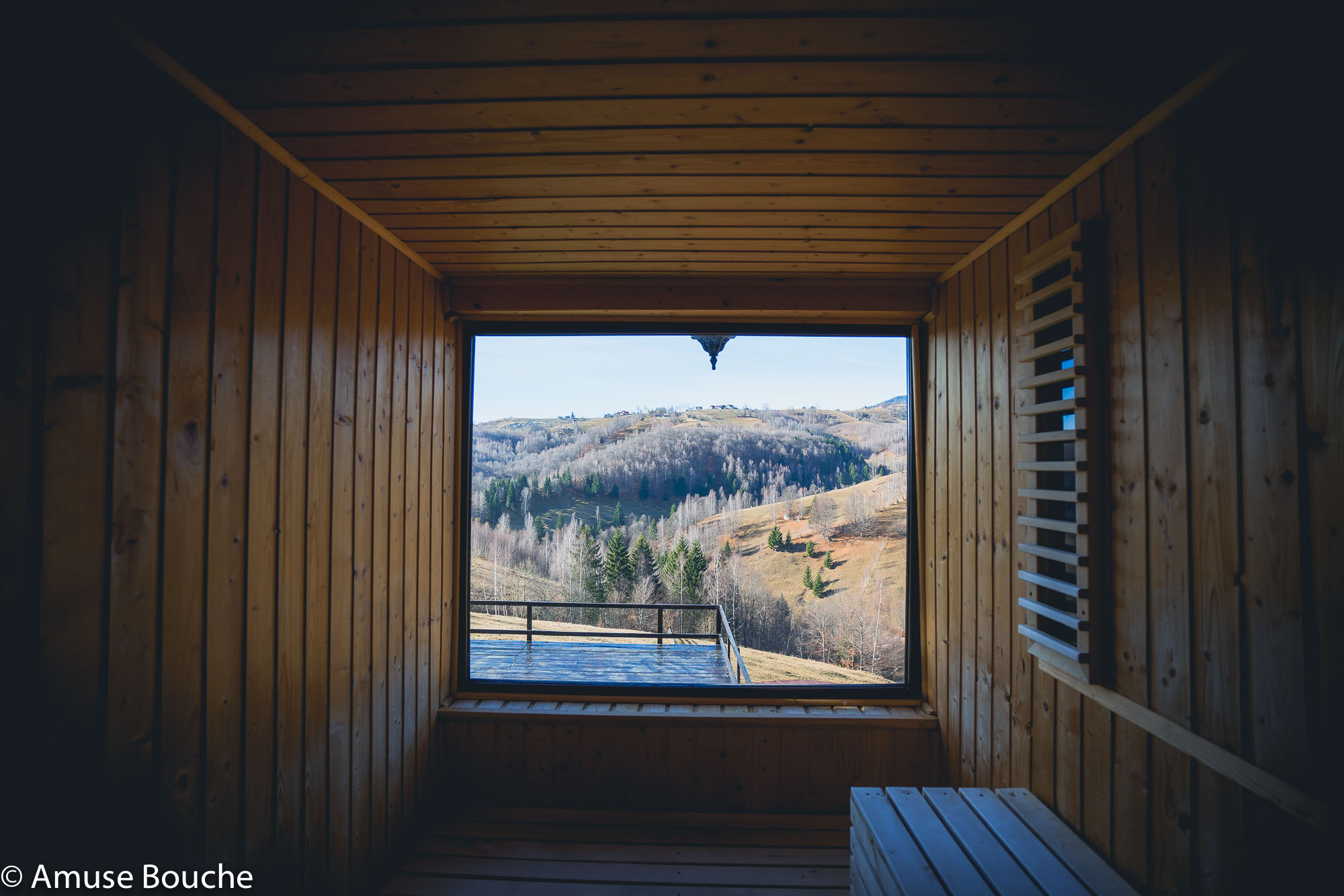 Akasha Yoga Retreat sauna vedere munti