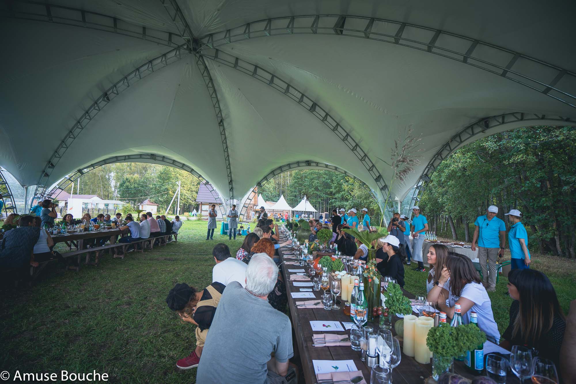 Twins Garden Festival Moscova people enjoying lunch