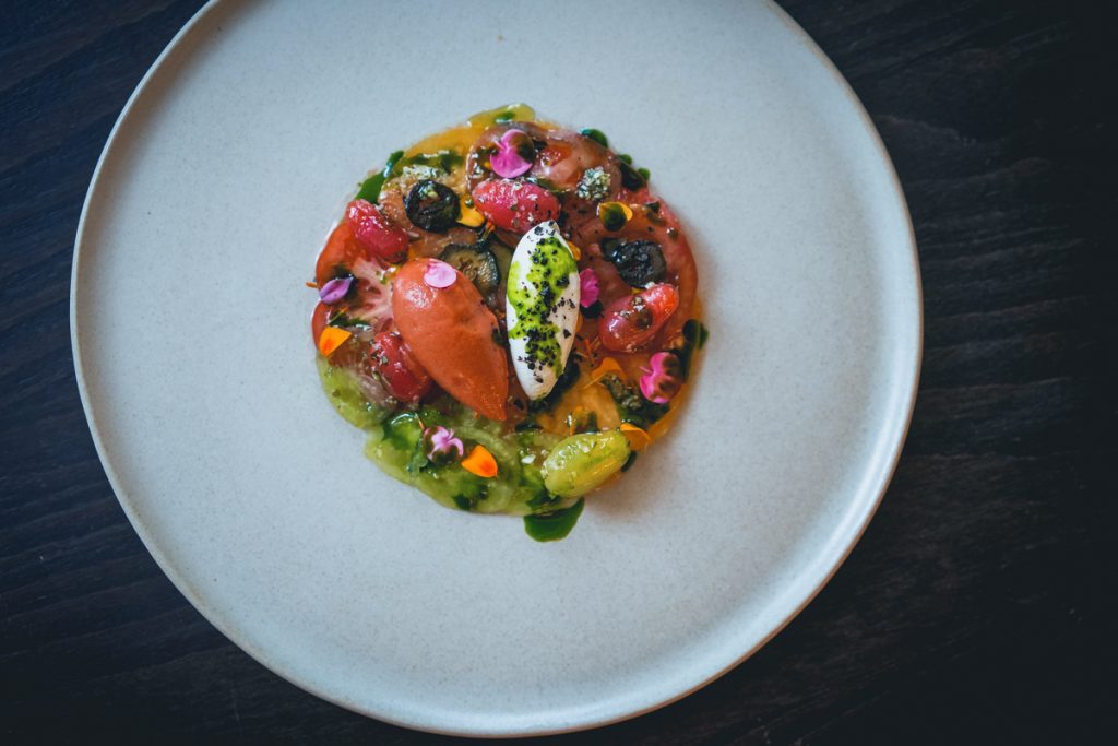 Carpaccio de tomate cu sorbet și cremă de telemea de Ibănești LAtelier Relais & Chateaux